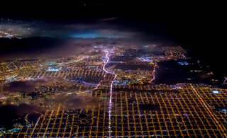 Illustration for article titled San Francisco desde el cielo parece un gigantesco escenario de Tron